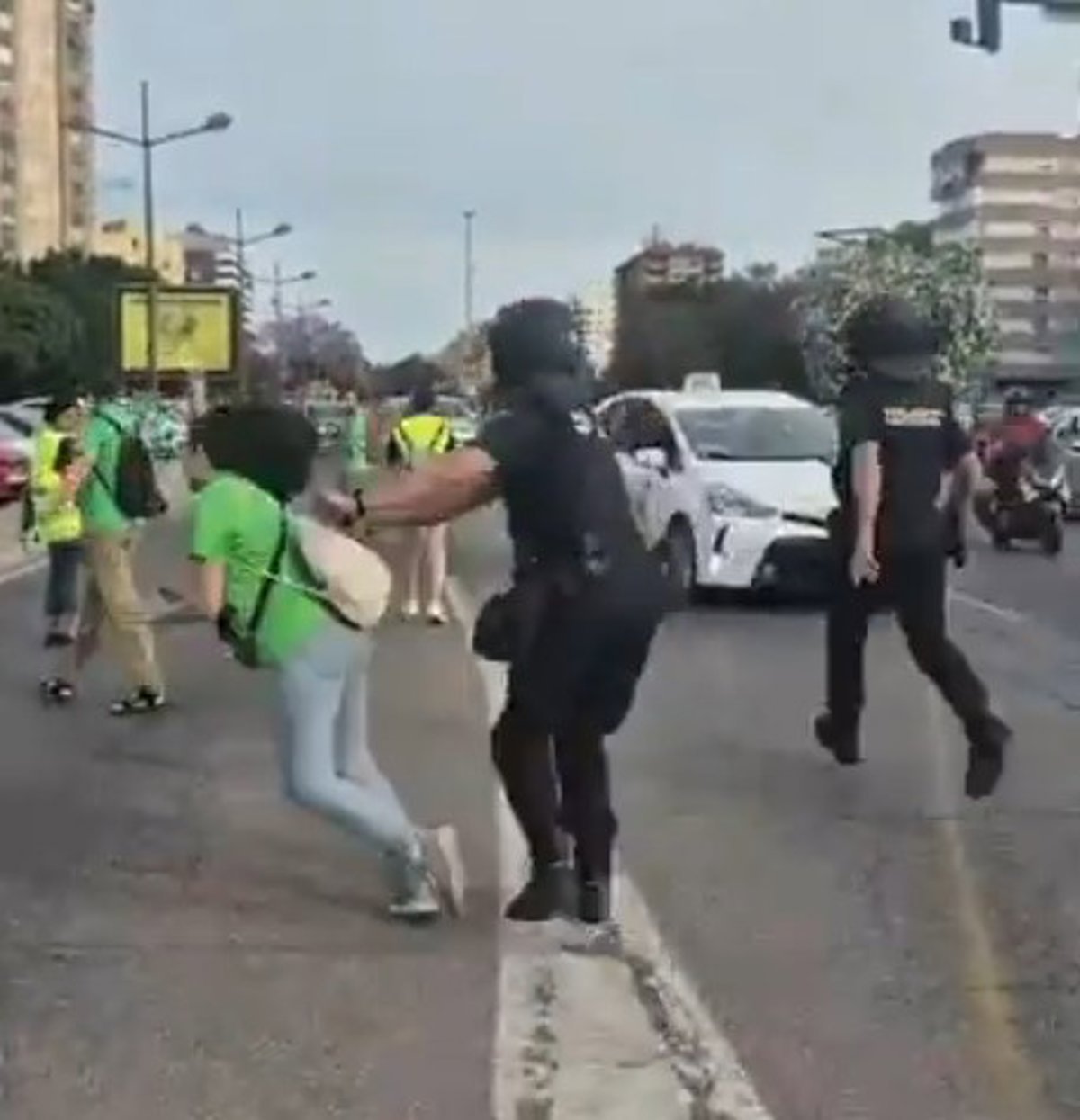 El policia denunciat per espentar a una professora que es manifestava en la vaga educativa declararà com investigat