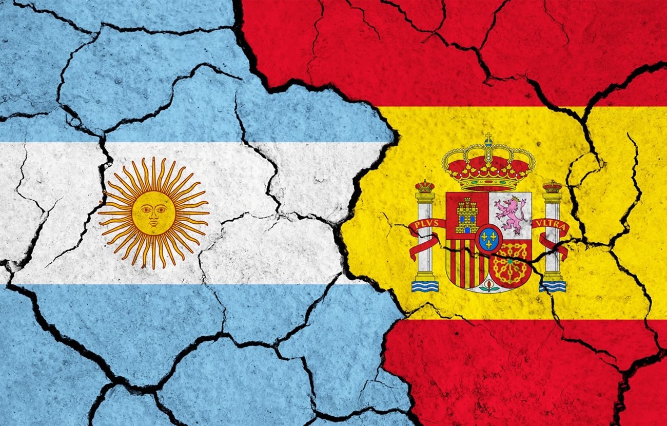España y Argentina: rivales dentro del campo, aliados internacionales