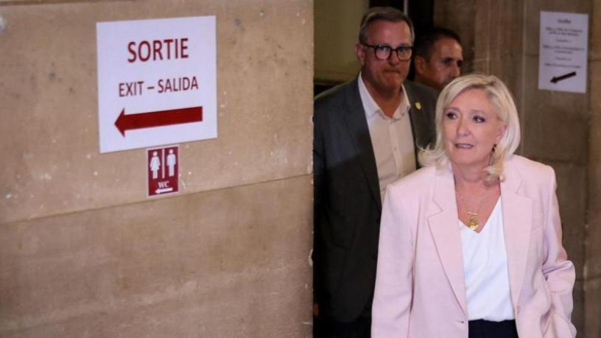 Le Pen es condenada, pero no queda claro si será candidata al Elíseo