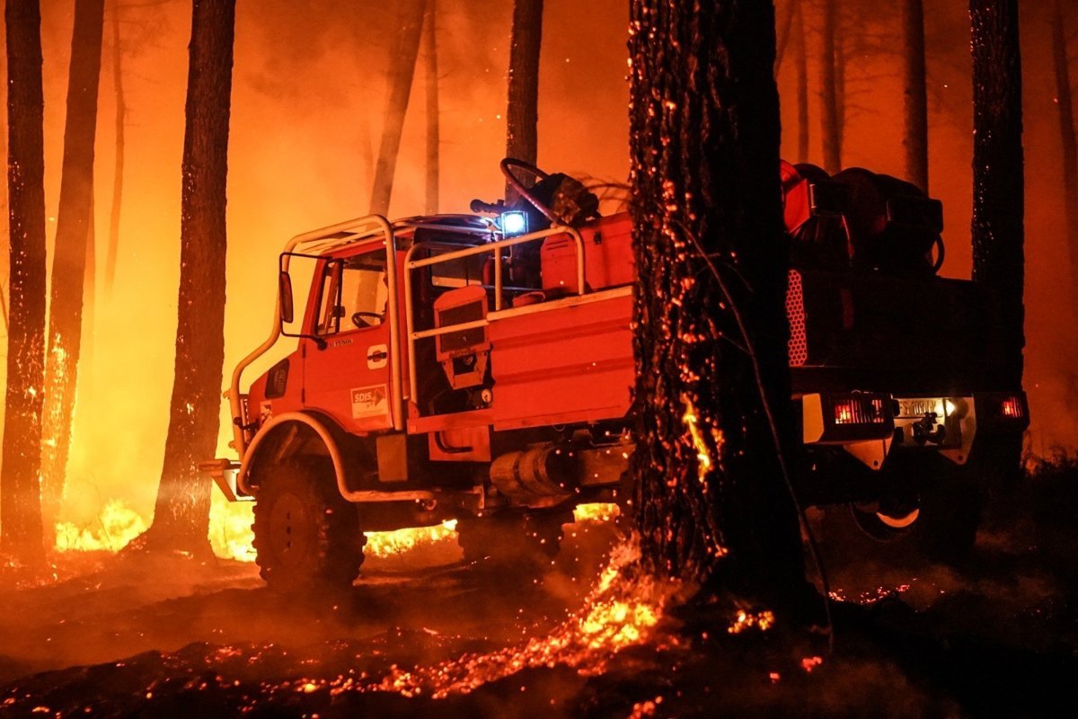 Los incendios en Francia dejan ya más de 200.000 evacuados tras calcinar un récord de 98.000 hectáreas
