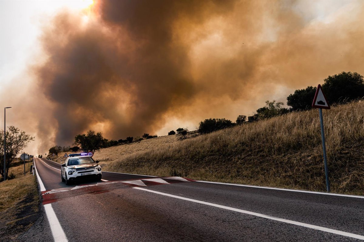 Los incendios en la Comunidad de Madrid se unen en un solo frente y obligan a evacuar más municipios de la zona