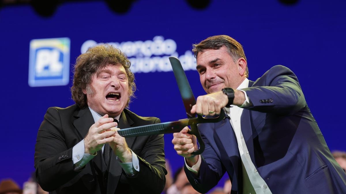 Milei aprueba un decreto para poder expulsar a los extranjeros que insulten a los argentinos y a sus símbolos