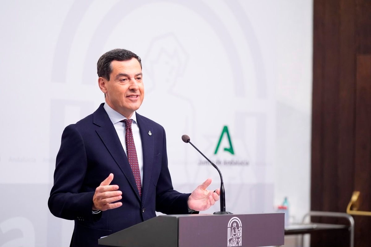 Moreno sitúa a Gavira (Vox) como vicepresidente segundo, mantiene a su núcleo duro y crea consejerías de IA y Vivienda