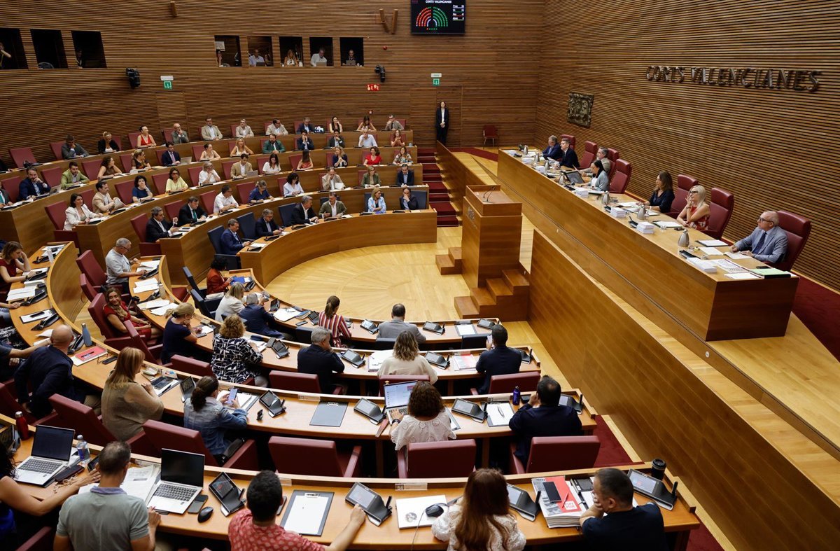 PP y Vox aprueban en Les Corts los presupuestos de 2026, que introducen en la ley la 'prioridad nacional'
