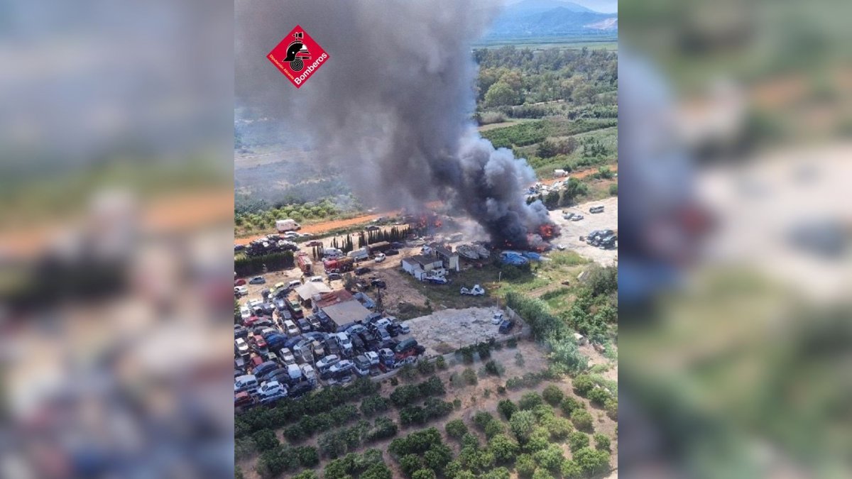 Recomanen que es confinen veïns de la zona afectada per l'incendi d'un desballestament al Verger