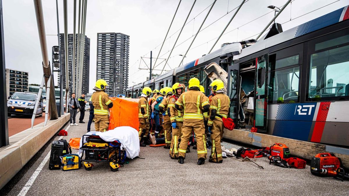 Una colisión entre dos tranvías en el puente Erasmus (Rotterdam) deja 15 heridos, uno de ellos de gravedad