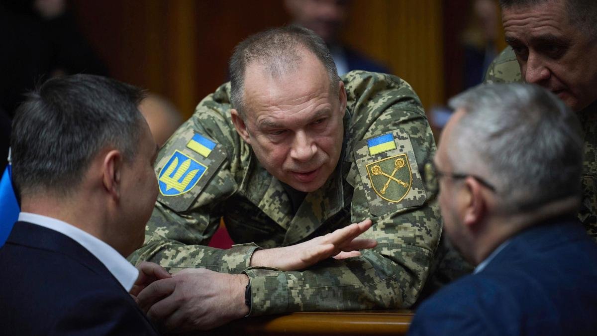 Zelenski destituye al jefe del ejército para atajar las protestas ciudadanas en Ucrania