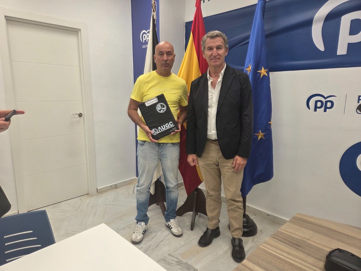Feijóo se compromete con guardias civiles y policías de Ceuta a reforzar su autoridad y dotarlos de un mando único