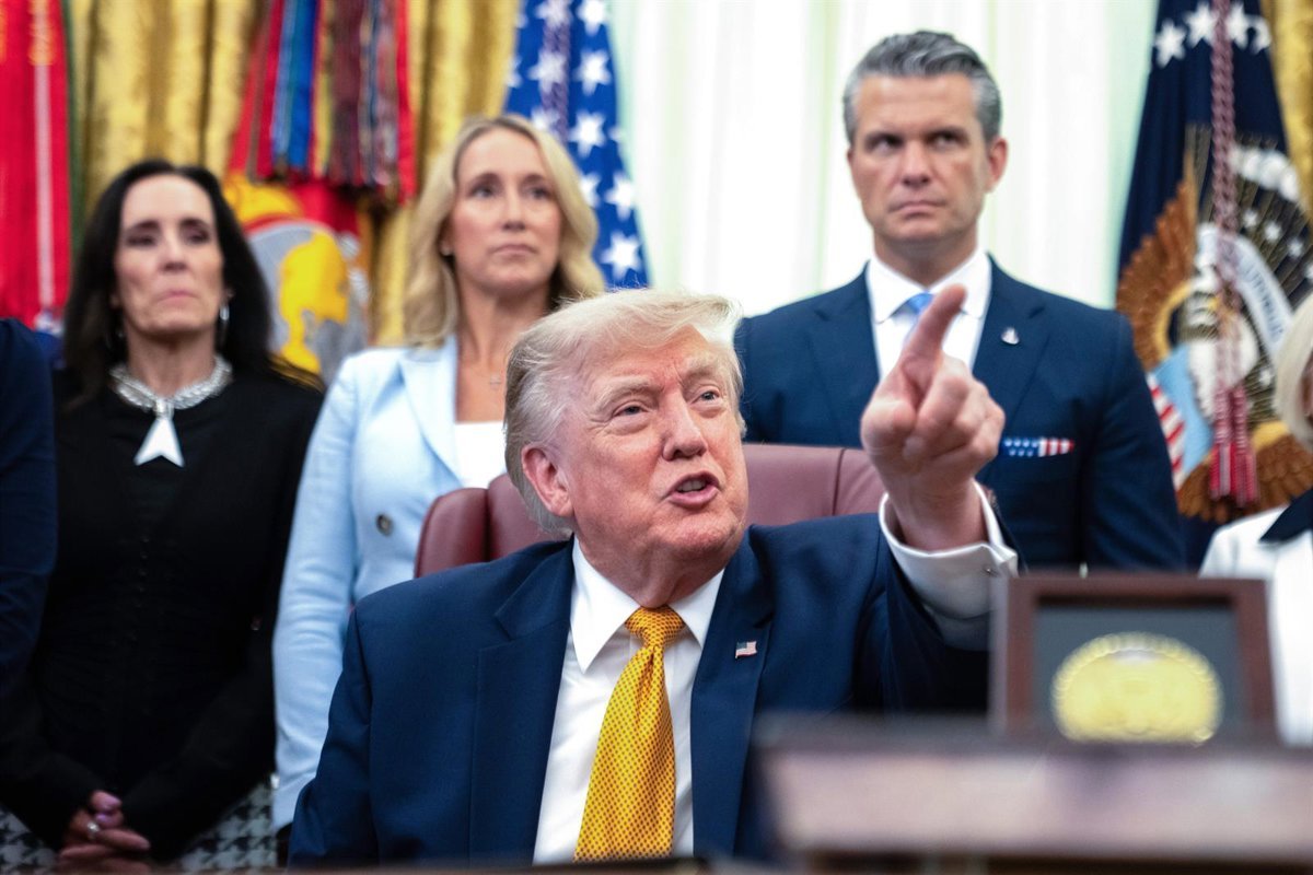 Trump advierte que el estrecho de Ormuz abrirá "muy pronto" o Irán recibirá "un golpe muy duro"